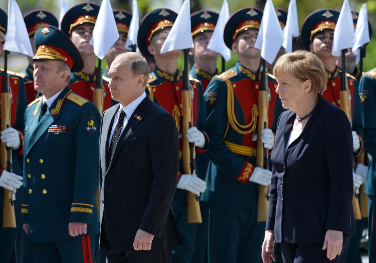 Vladimir Putin and German Chancellor Angela Merkel lay wreaths at the Tomb of the Unknown Soldier in Moscow, 10 May 2015. Photo: EPA / RIA NOVOSTI