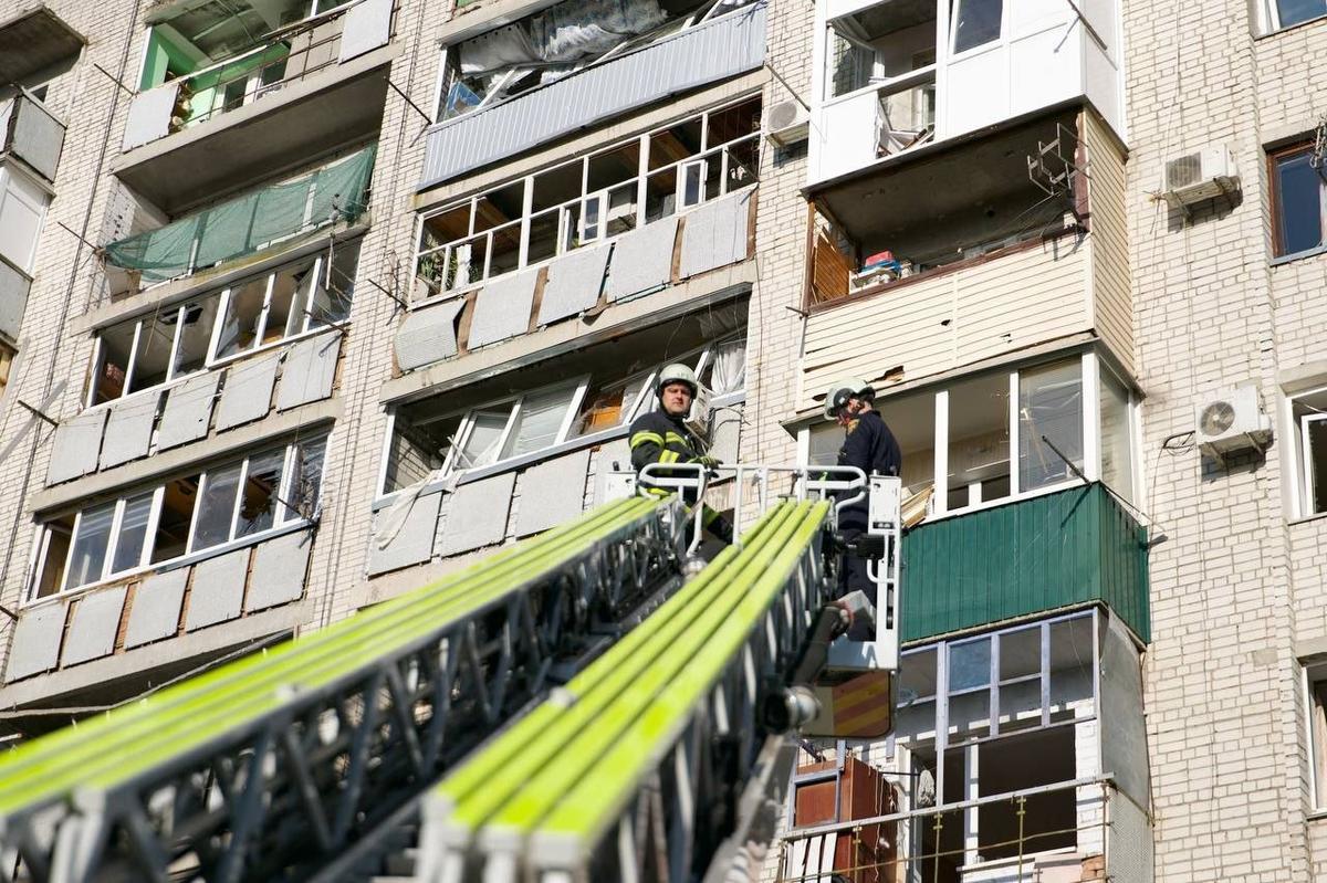 Rescuers at the site of a Russian drone strike on a residential building in the town of Smila, in central Ukraine’s Cherkasy region, 29 June 2025. Photo: t.me/cherkaskaODA