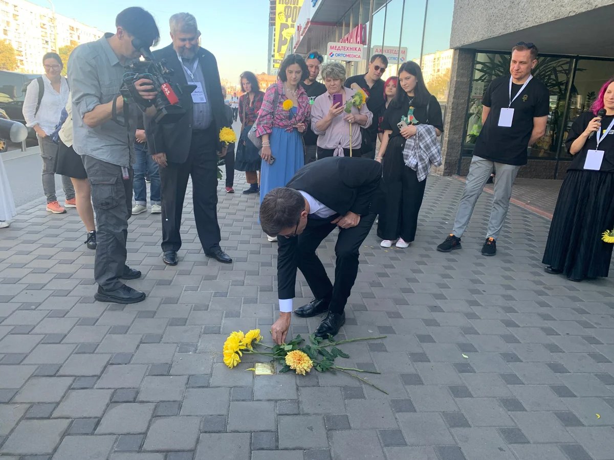 The German Ambassador Heiko Thoms lays flowers at a Stolperstein-laying ceremony in Kyiv, Ukraine, 23 September 2025. Photo: Olga Musafirova