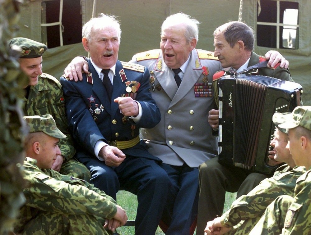 WWII veterans sing patriotic songs, surrounded by young Belarusian soldiers near Minsk, 7 May 2002. Photo: EPA PHOTO/EPA/VICTOR DRACHEV/vk fob