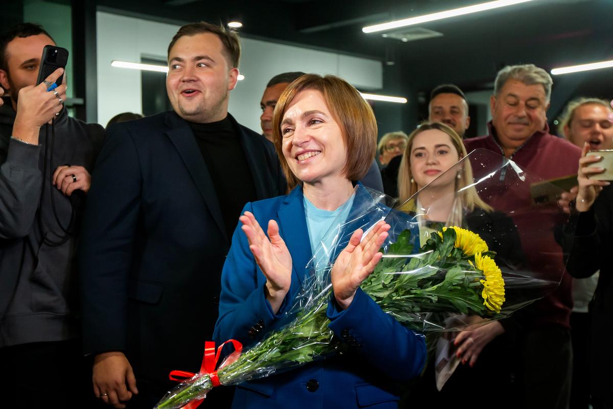 Moldovan President Maia Sandu flanked by supporters as preliminary election results are announced in Chisinau, Moldova, 3 November 2024. Photo: EPA-EFE/DUMITRU DORU