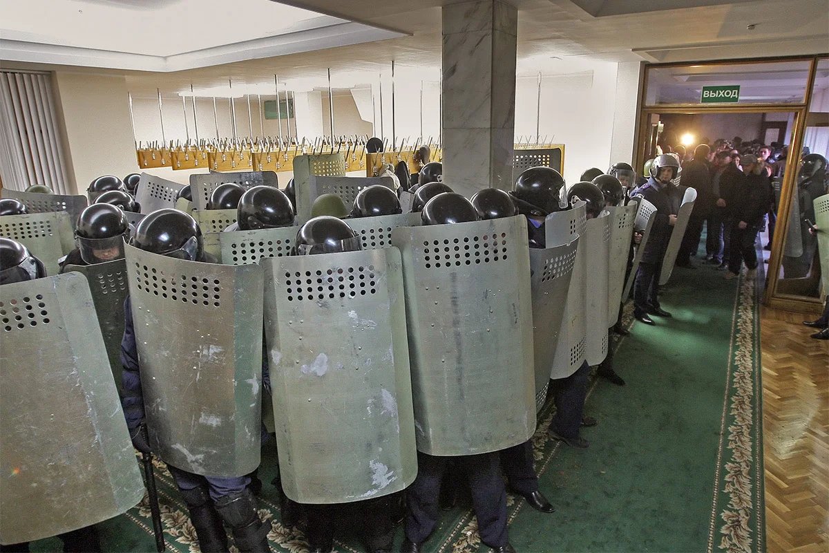 Ukrainian policemen stand guard at the parliament building in Simferopol, Crimea, 26 February 2014. Photo: EPA/ARTUR SHVARTS