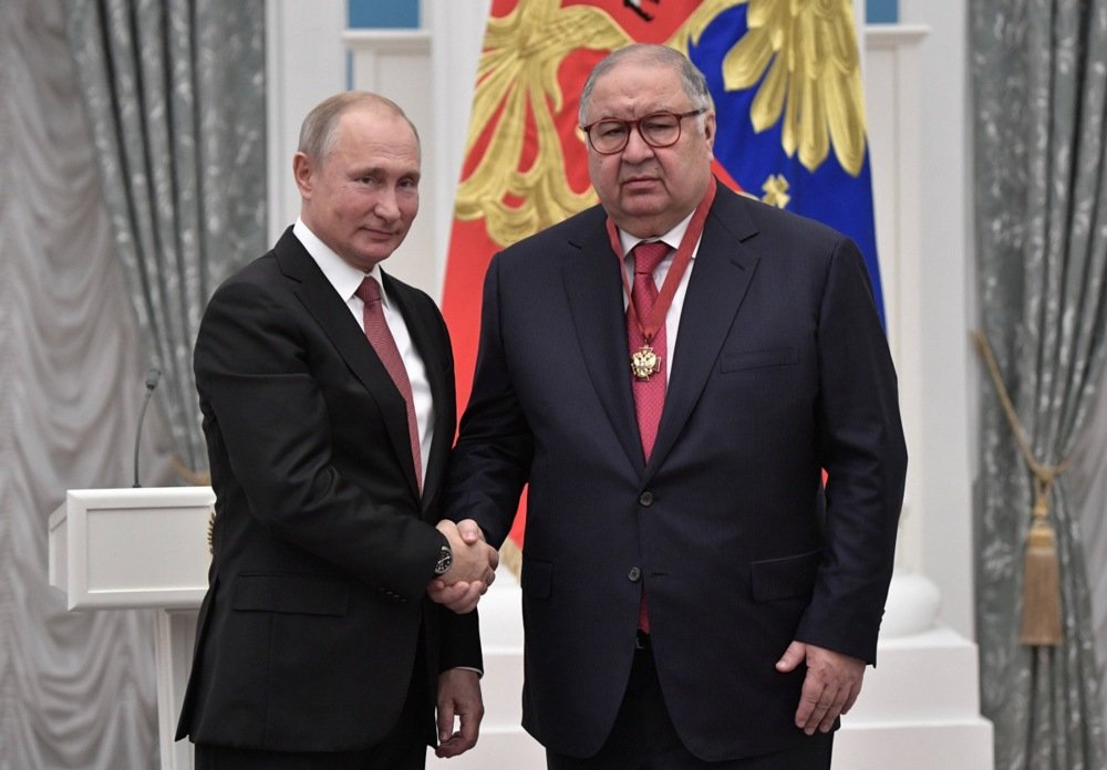 Vladimir Putin shakes hands with billionaire tycoon Alisher Usmanov during a ceremony in the Kremlin, Moscow, 27 November 2018. Photo: EPA-EFE / ALEXEY NIKOLSKY / SPUTNIK / KREMLIN POOL