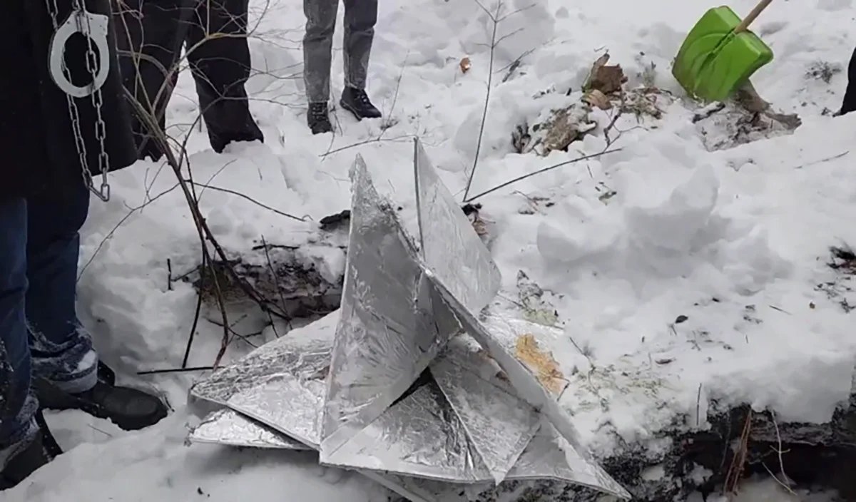 Tin foil devices dug up by FSB officers in Veryanov’s presence. Photo: FSB video screenshot