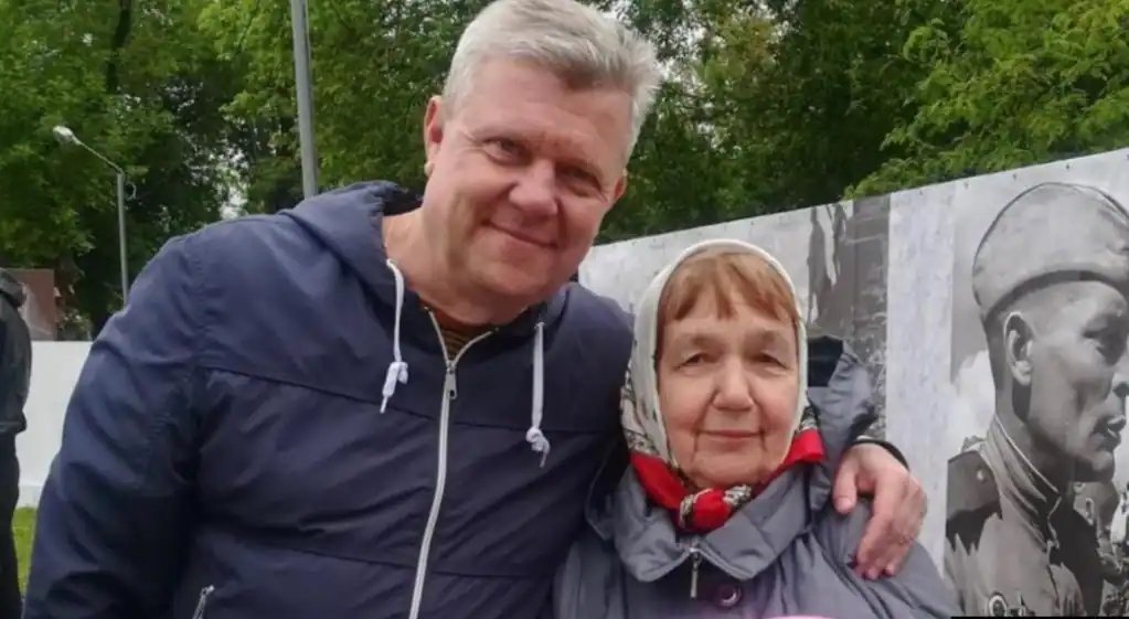 Gennady Artemenko with his mother. Photo: First Department
