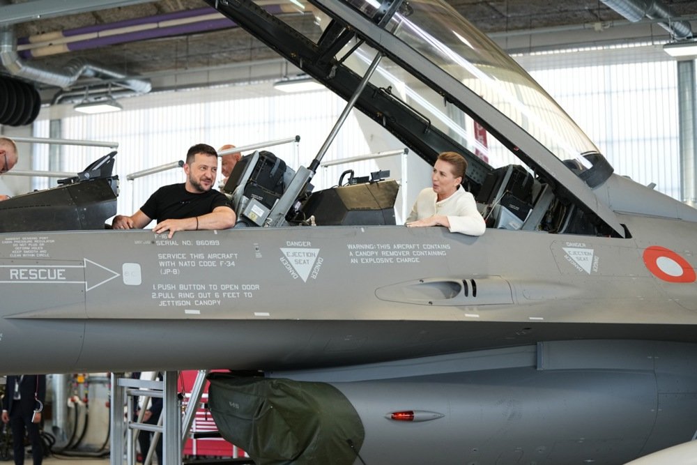 Ukrainian President Volodymyr Zelensky and Denmark’s Prime Minister Mette Frederiksen sit in a F-16 fighter jet at Skrydstrup Airbase in Vojens, Denmark, 20 August 2023. Photo: EPA-EFE/MADS CLAUS RASMUSSEN