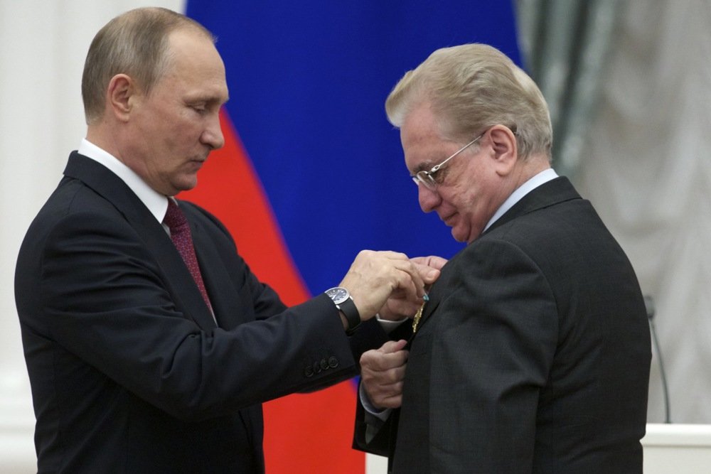 Vladimir Putin decorates Mikhail Piotrovsky with the Order For Merit to the Fatherland in the Kremlin, 22 September 2016. Photo: EPA / IVAN SEKRETAREV / POOL