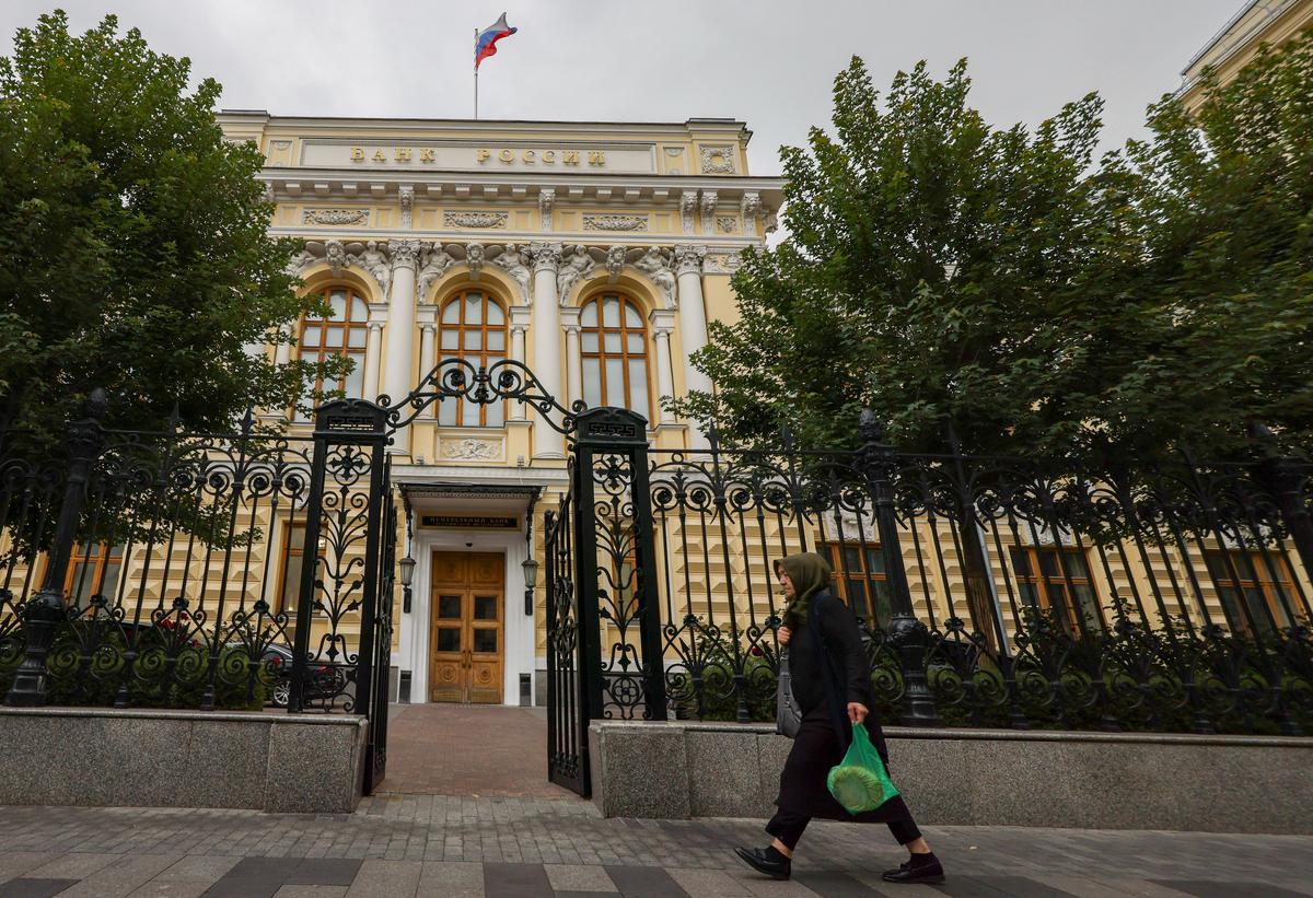 A person walks by the Bank of Russia’s headquarters in Moscow, Russia, 12 September 2025. Photo: EPA / SERGEI ILNITSKY