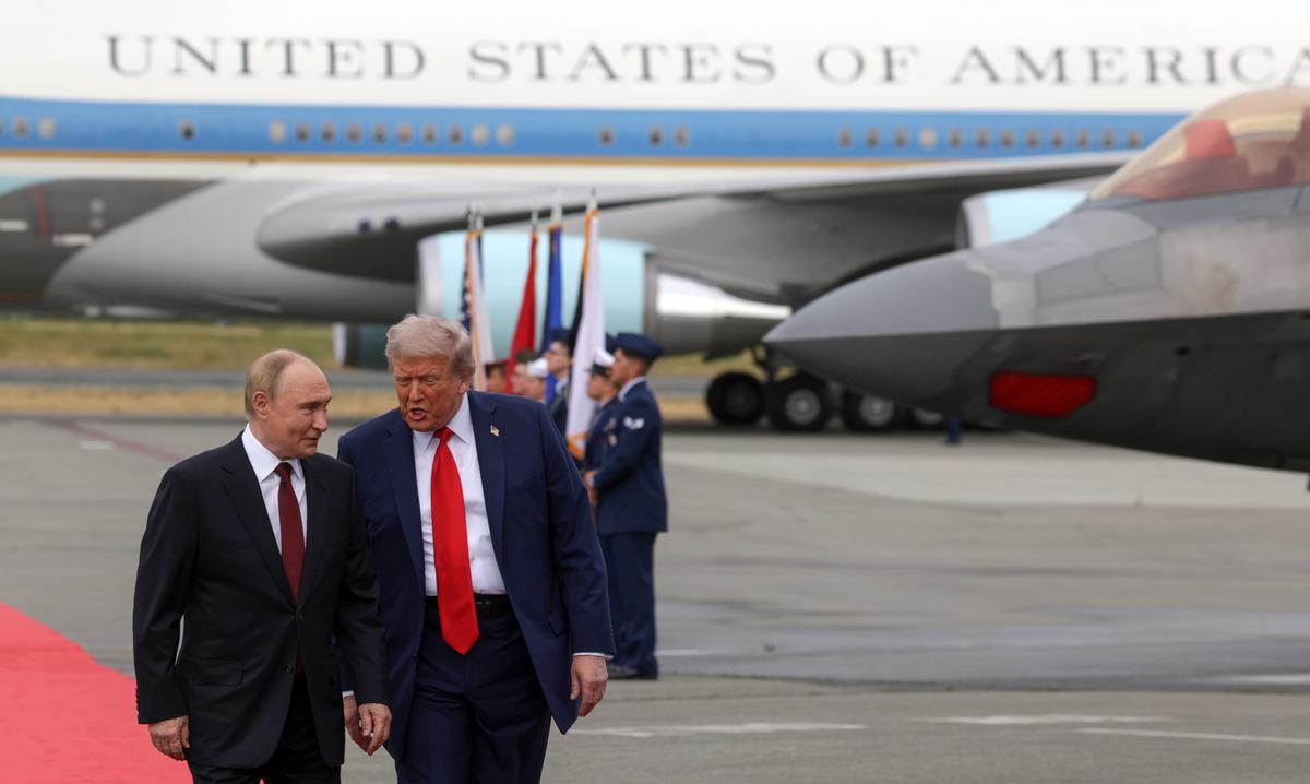 US President Donald Trump welcomes Vladimir Putin at Joint Base Elmendorf-Richardson in Anchorage, Alaska, USA, 15 August 2025. Photo: EPA/GAVRIIL GRIGOROV/SPUTNIK/KREMLIN POOL