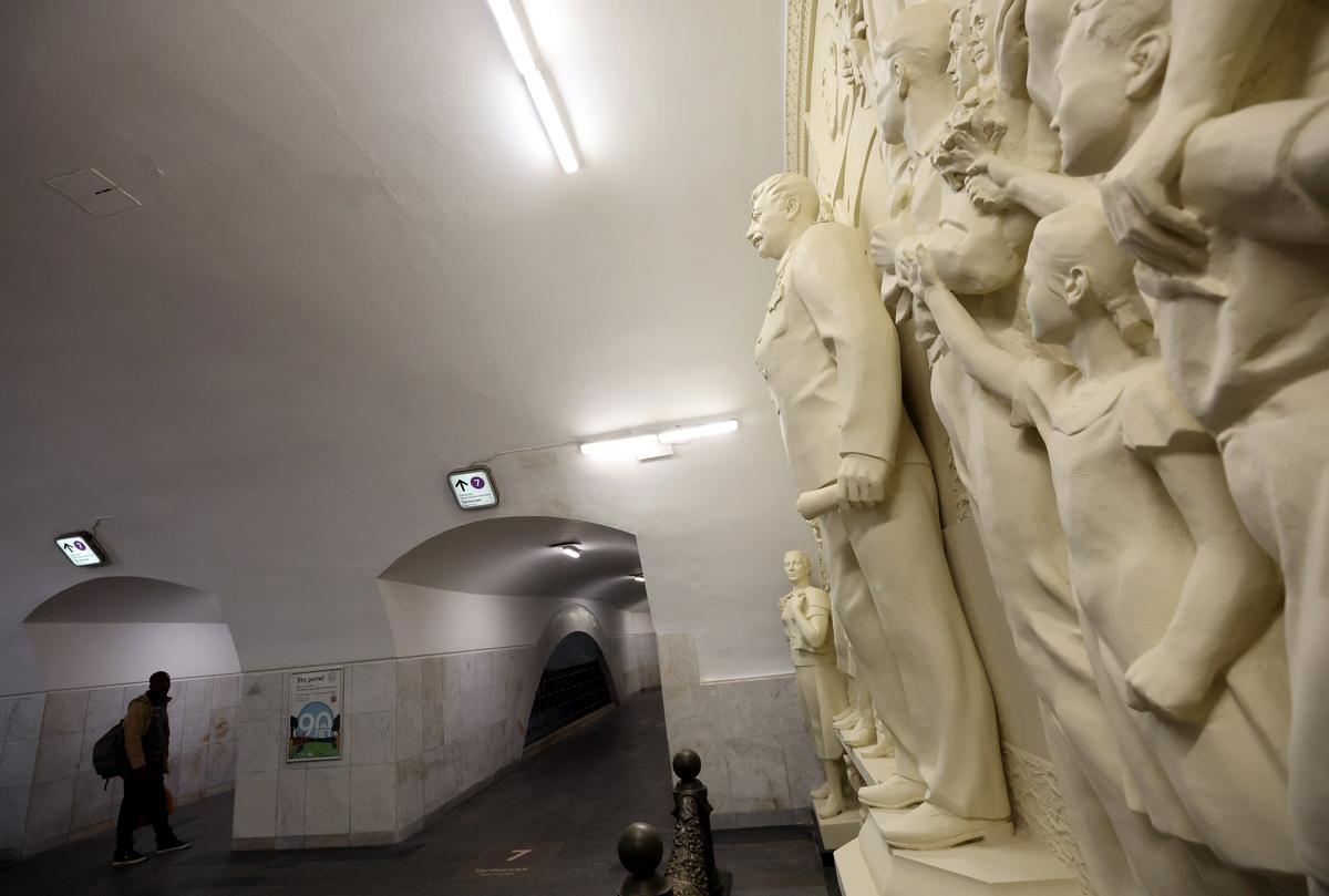 A replica of a sculpture of Joseph Stalin at the Taganskaya metro station in Moscow, Russia, 15 May 2025. Photo: EPA-EFE/MAXIM SHIPENKOV
