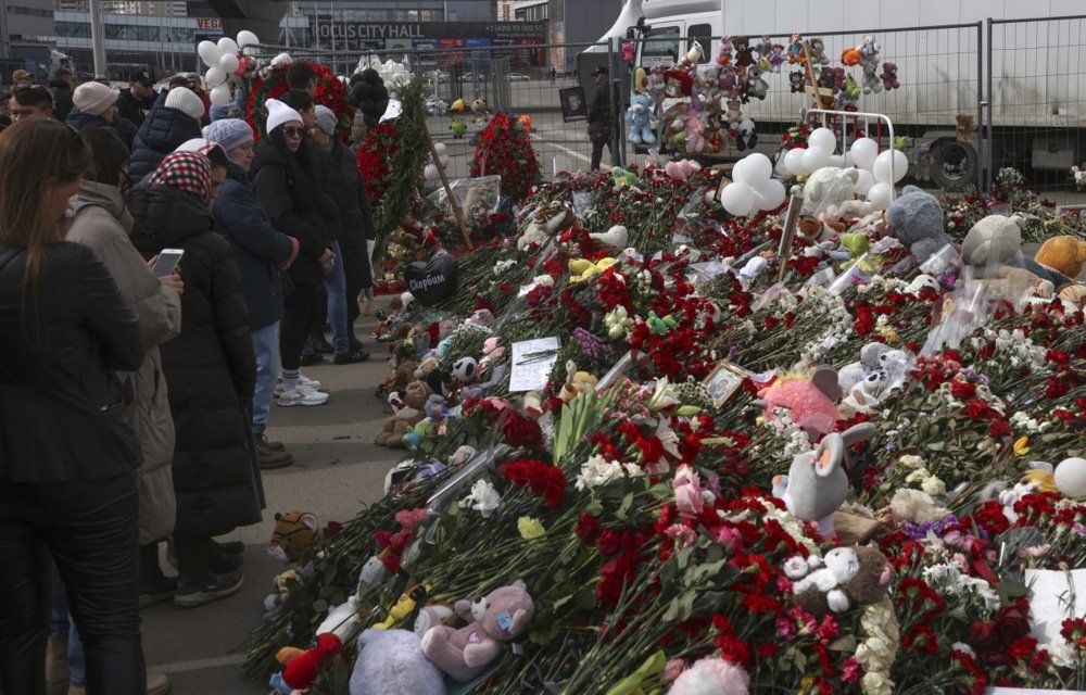 Crowds mourn at Crocus City Hall after the attack in Krasnogorsk, outside Moscow, 30 March 2024. Photo: EPA-EFE/SERGEI ILNITSKY