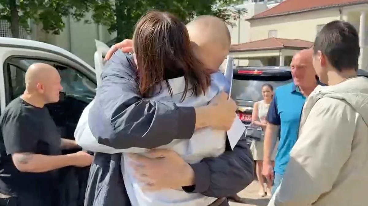 Siarhei Tsikhanouski is met by his wife Sviatlana on Saturday. Screenshot: Sviatlana Tsikhanouskaya / X