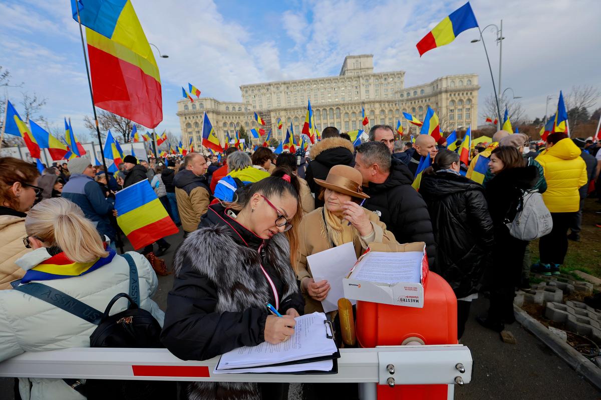A rally protesting against the cancellation of the first round of Romania’s presidential elections in Bucharest, Romania, 10 January 2025. Photo: EPA-EFE / ROBERT GHEMENT