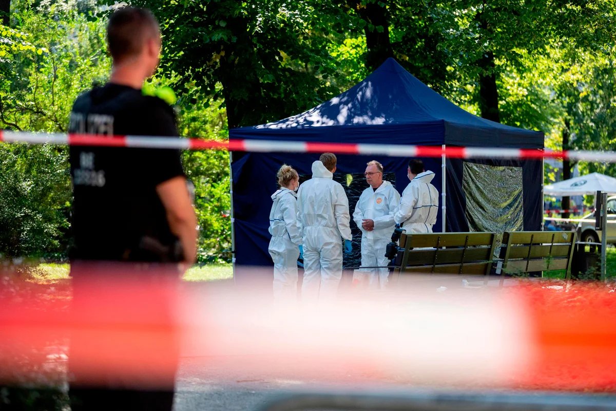 Police investigators in Berlin’s Kleiner Tiergarten, where Khangoshvili was murdered, 23 August 2019. Photo: Christoph Soeder / dpa / AFP / Scanpix / LETA