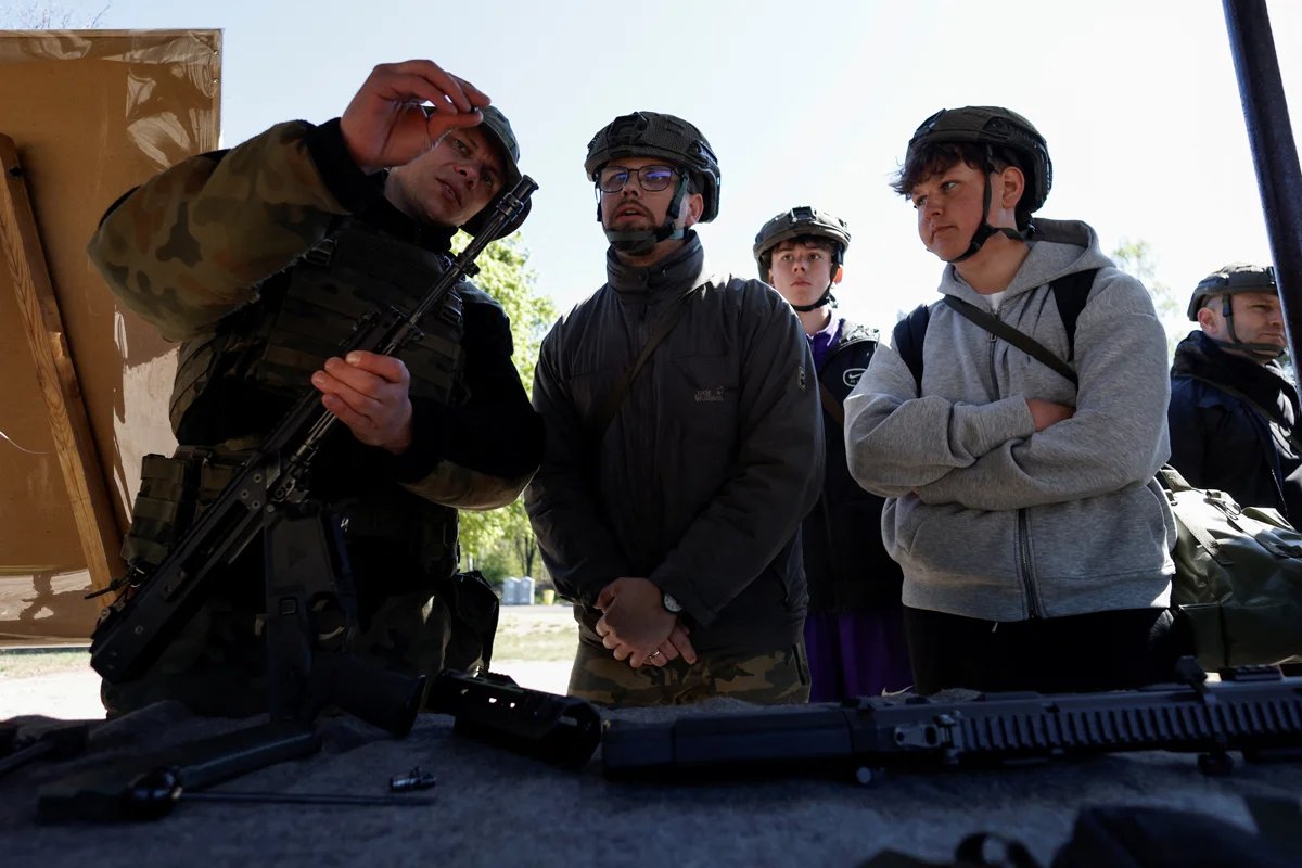 Civilians undergo military training in Bydgoszcz, Poland, 26 April 2025. Photo: Kuba Stezycki / Reuters / Scanpix / LETA