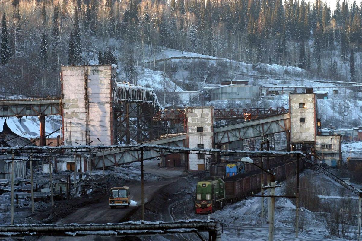 The Yesaulskaya coal mine in Novokuznetsk, southern Siberia, 9 February, 2005. Photo: EPA / RASHID SALIKHOV