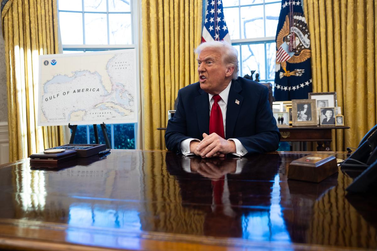 US President Donald Trump speaks with reporters in the Oval Office at the White House, 26 March 2025. Photo: EPA-EFE / FRANCIS CHUNG