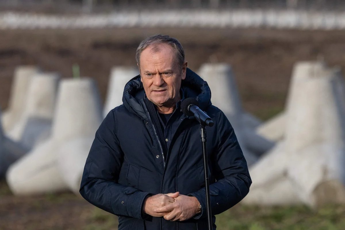 Polish PM Donald Tusk stands alongside concrete anti-tank barriers near the village of Dąbrówka Polska on the Polish-Russian border, 30 November 2024. Photo: Wojtek Radwanski / AFP / Scanpix / LETA